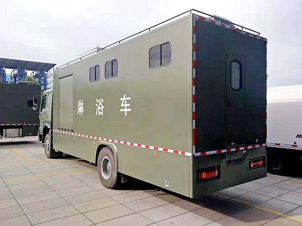 重汽豪沃淋浴车