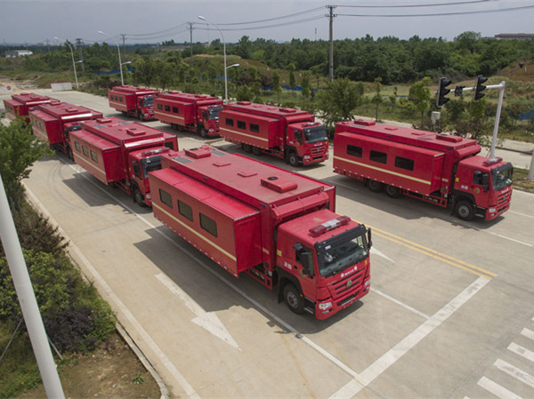 重汽豪沃后双桥救援宿营车（8-24人）