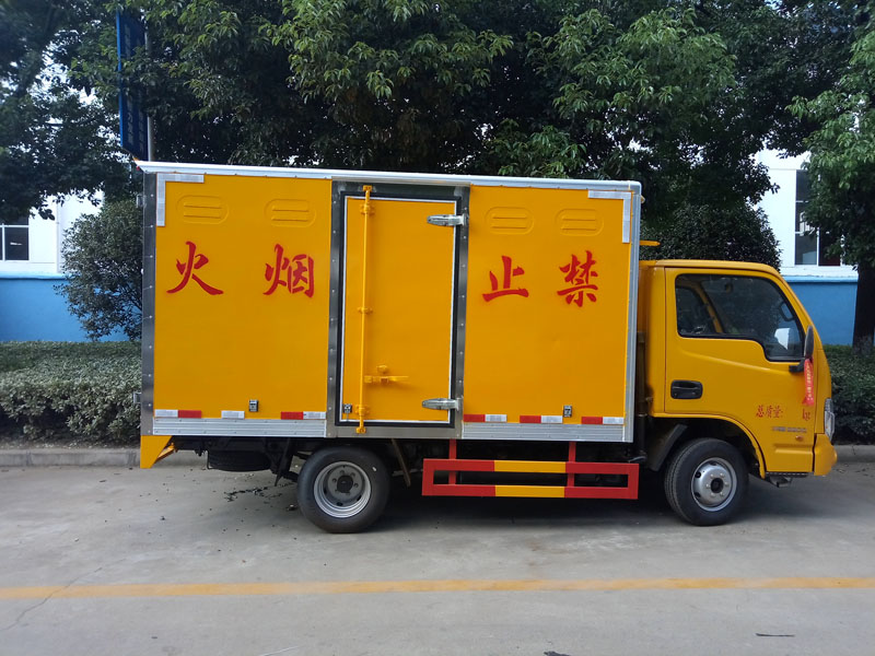 跃进柴油3米3（蓝牌）液体厢式车