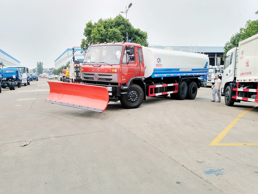 东风后八轮大型洒水除雪车