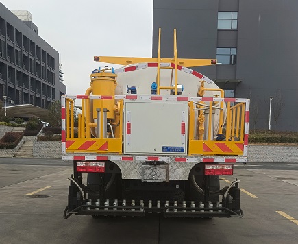 程力威牌CLW5180GLQ6WS型沥青洒布车