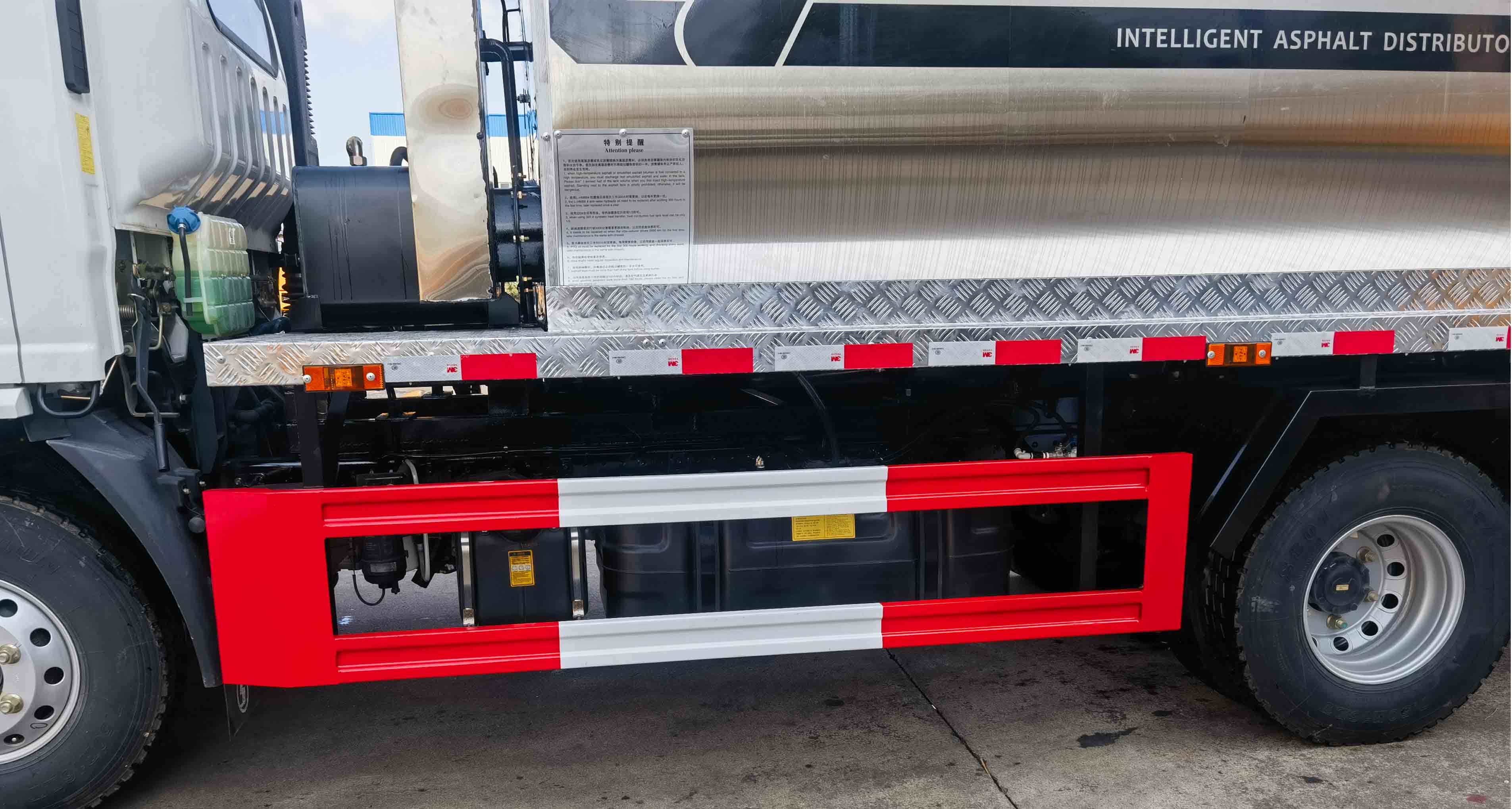 程力威牌CLW5090GLQY6型沥青洒布车