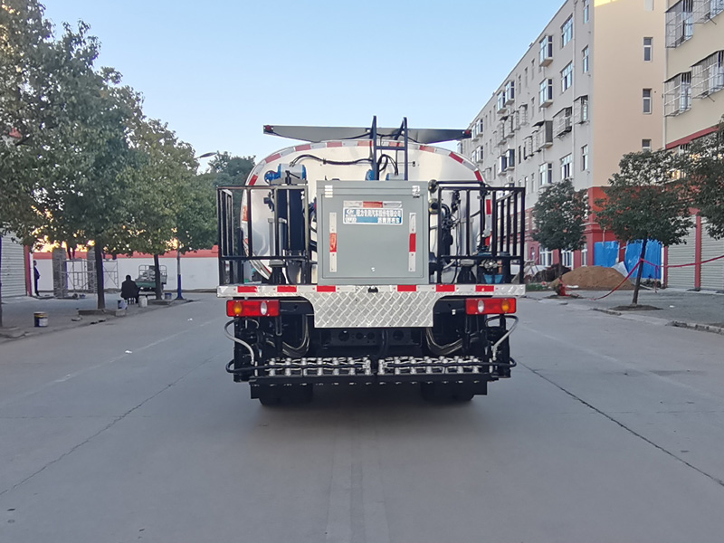 程力威牌CLW5121GLQD6型沥青洒布车