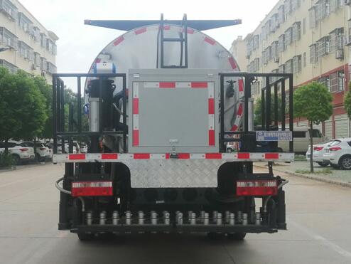 程力威牌CLW5120GLQH6型沥青洒布车