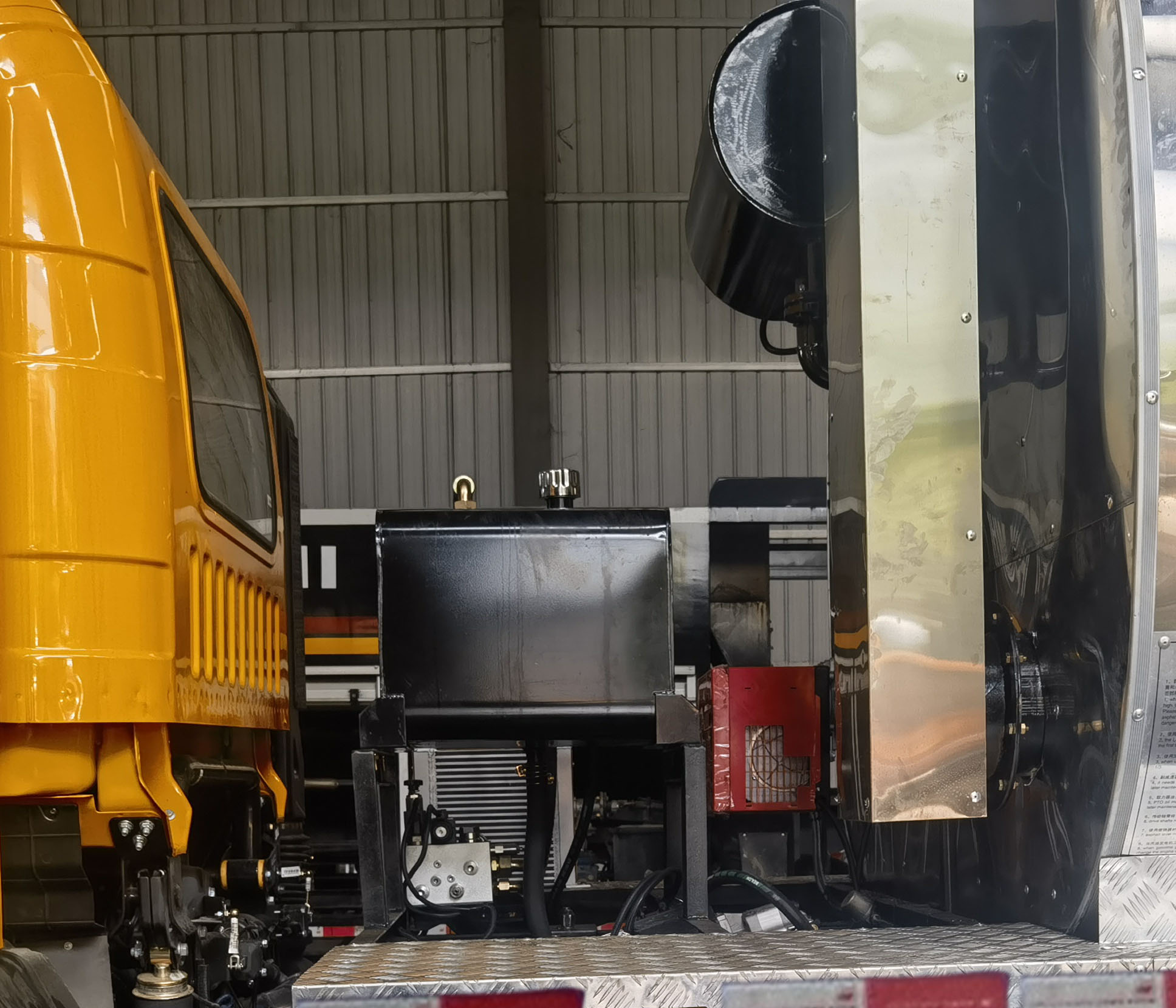 程力威牌CLW5185GLQZ6型沥青洒布车