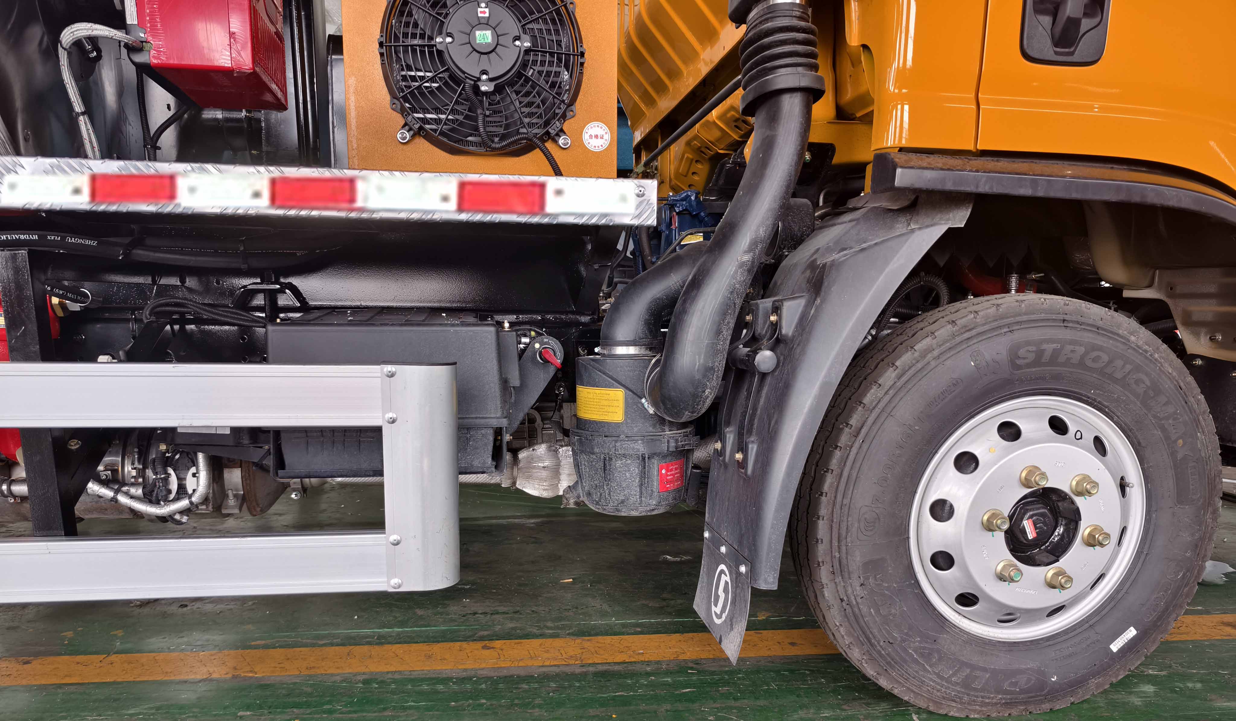 程力威牌CLW5040TJSALY型水泥净浆洒布车